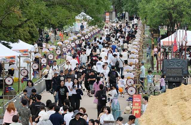 서산 해미읍성 축제 찾은 관광객들