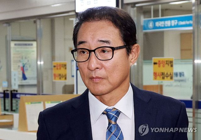 '돈봉투 수수' 이성만 전 의원 2심 선고 출석