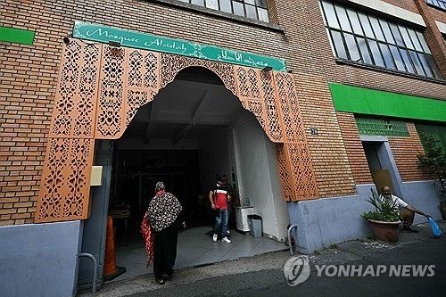 돼지머리가 놓여있던 파리 근교 몽트뢰유의 이슬람 사원