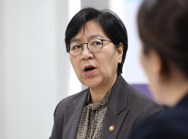 인터뷰 하는 정은경 보건복지부 장관