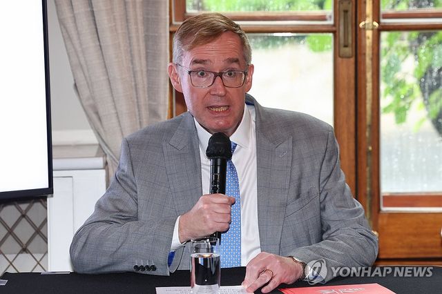 인사말 하는 콜린 크룩스 주한영국대사