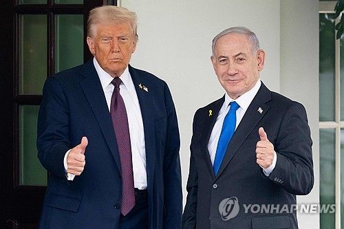 도널드 트럼프 미국 대통령과 베냐민 네타냐후 이스라엘 총리(오른쪽)