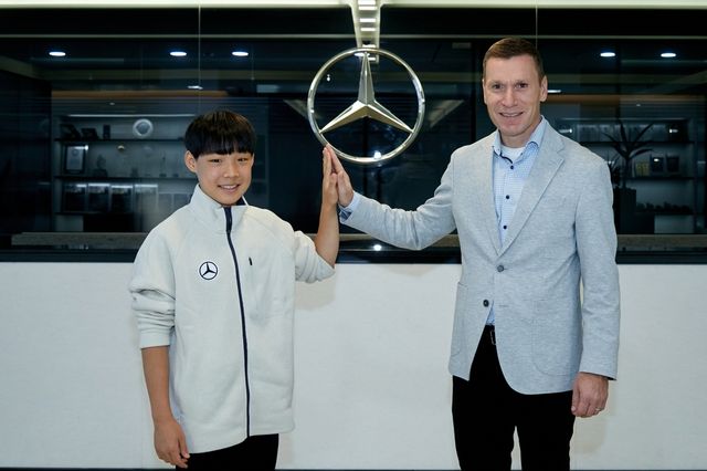 이윤호 대표 장학생과 마티아스 바이틀 벤츠 사회공헌위원회 의장