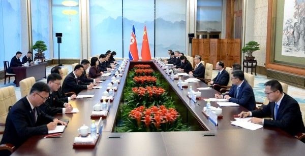 자오리젠 국경·해양사무사 부사장(오른쪽 맨 앞)