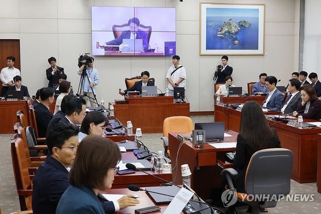 교육위 전체회의, 의사봉 두드리는 김영호 위원장