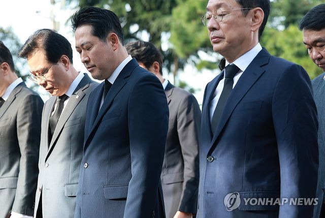 맥아더 장군 동상 참배하는 장동혁 대표