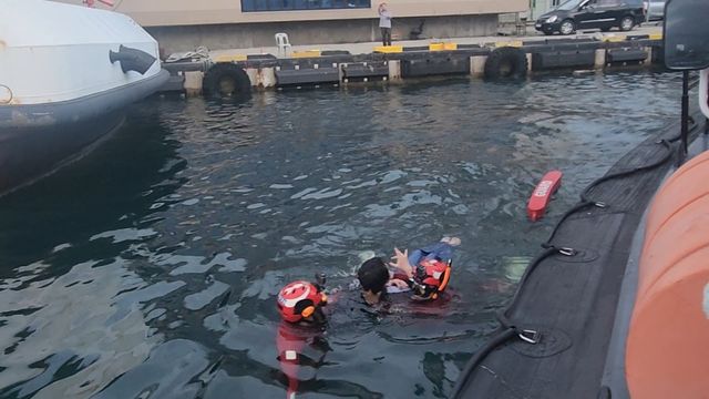 익수자 구조하는 속초해경