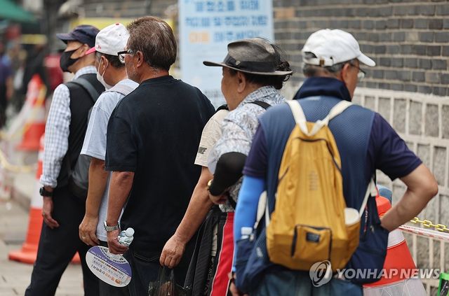초고령화 사회 상대적 빈곤율 OECD 최고…3명중 1명만 '삶 만족'