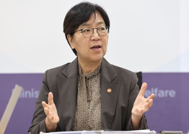 인터뷰 하는 정은경 보건복지부 장관