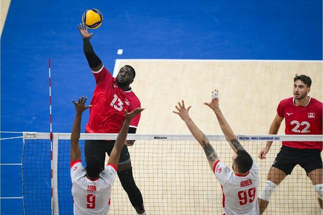 폴란드전에서 공격하는 캐나다의 베논(왼쪽 13번)