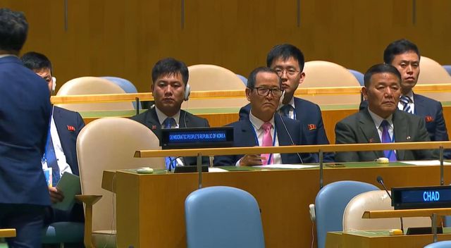 김선경 북한 부상 유엔총회 연설 듣는 북한 외교관