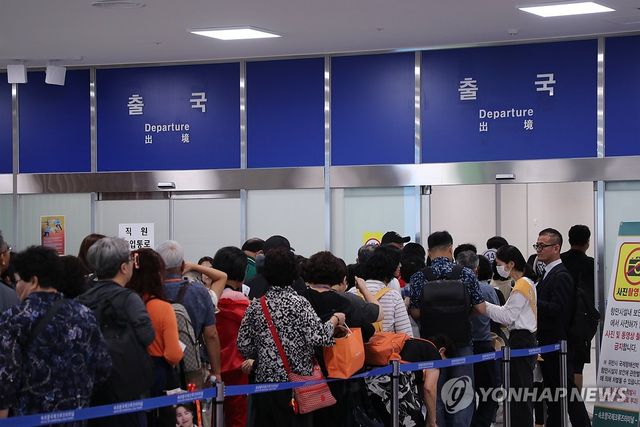 코스타세레나호에 탑승하는 승객들