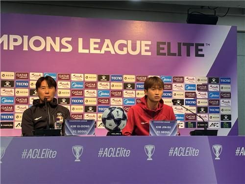 좌측부터 FC서울 김기동 감독·김진수 선수