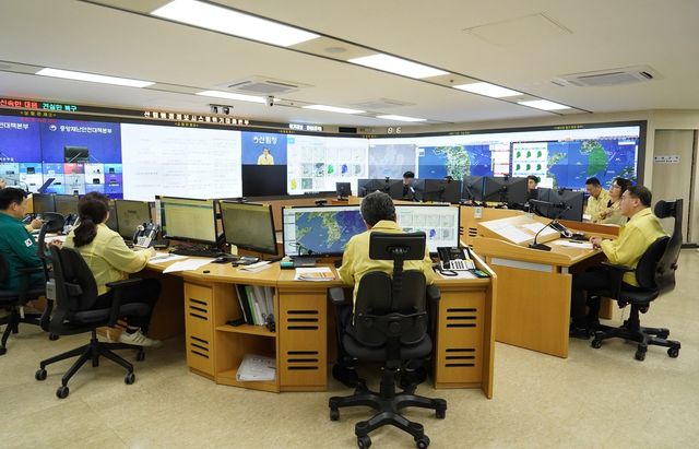 비상점검회의 하는 김인호 산림청장 