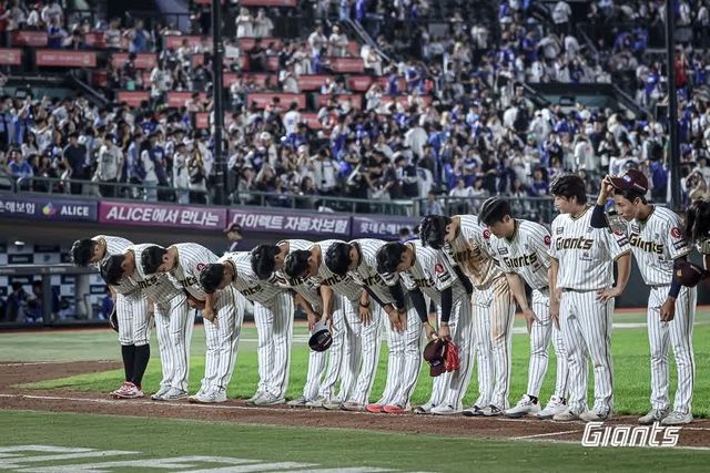 관중들에게 인사하는 롯데 선수단