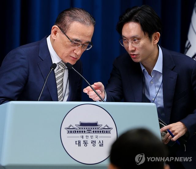 관계자와 이야기하는 위성락 안보실장