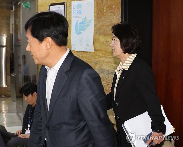 비공개 회의 참석하는 추미애 위원장