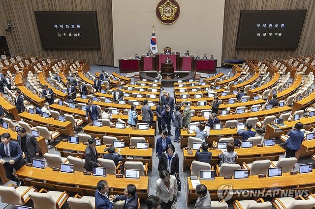 국회 증언·감정법 필리버스터 시작에 본회의장 떠나는 민주당