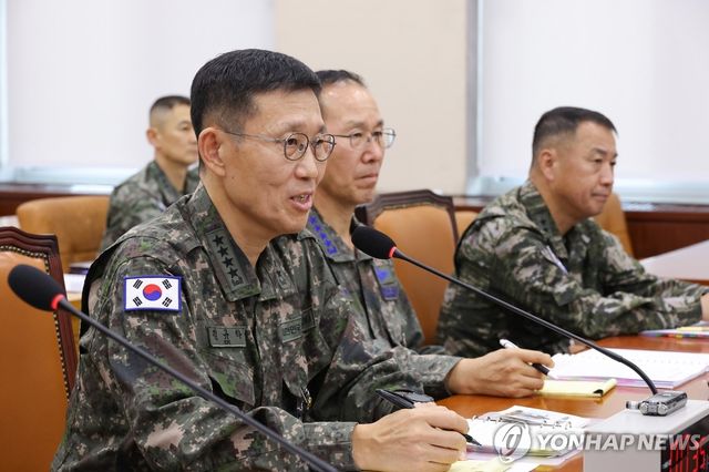 의원 질의에 답하는 김규하 육군참모총장