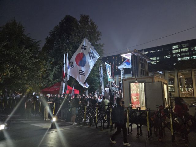 민초결사대가 29일 오후 서울 영등포구 여의도동에서 연 집회.