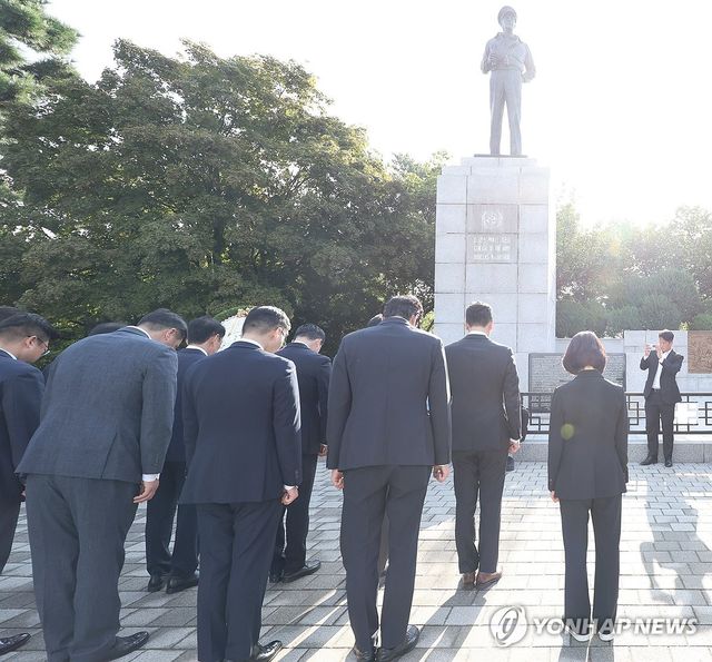 맥아더 장군 동상 묵념하는 장동혁 대표