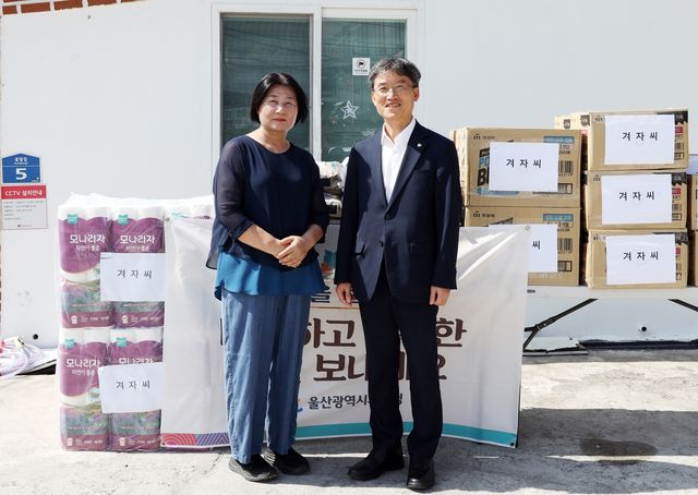 위문품 전달하는 천창수 울산교육감