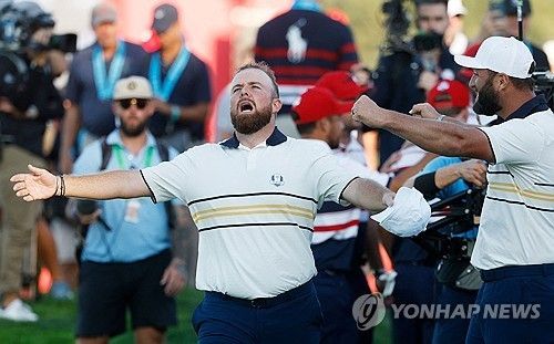 우승을 확정짓는 버디 퍼트를 넣고 포효하는 라우리.