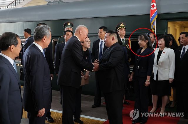 북한 김정은, 딸 주애와 베이징 도착
