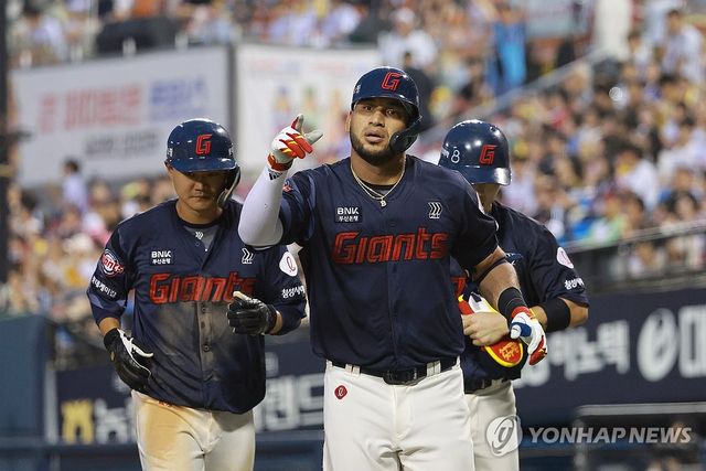 3점 홈런 친 레이예스