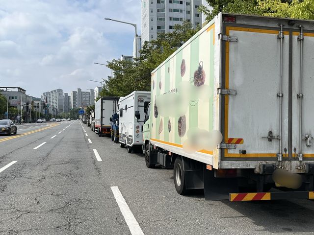 도로에 주차된 화물차