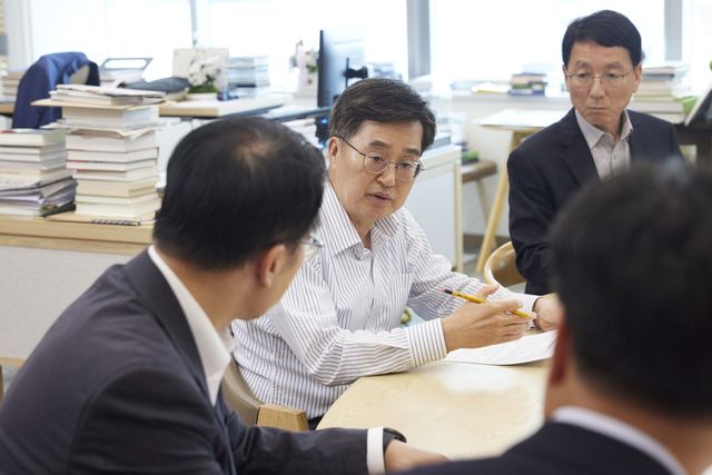 근로감독권 점검회의 주재하는 김동연 경기지사