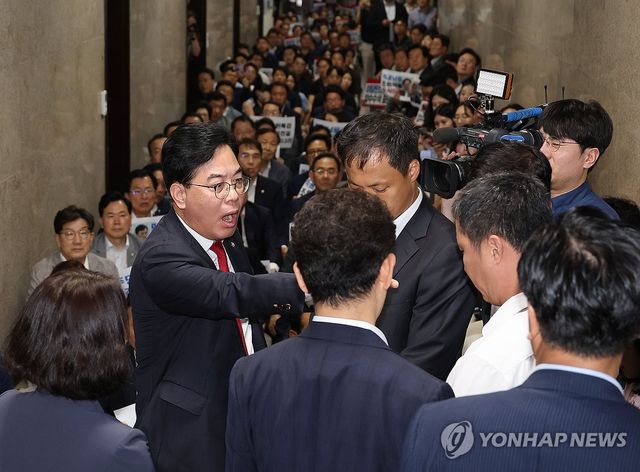 국회 사무처 관계자들에 항의하는 송언석 원내대표