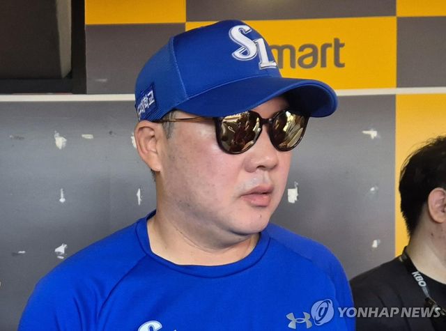 인터뷰하는 삼성 라이온즈 박진만 감독