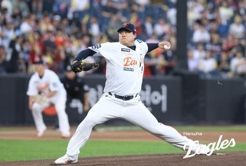 KIA전에서 역투하는 한화의 류현진