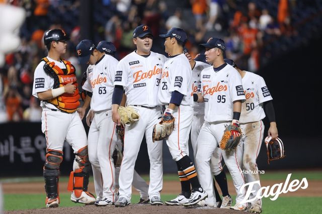 KIA전 21-3 대승 기뻐하는 한화 선수들