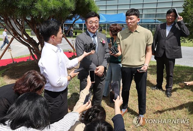 인터뷰하는 윤호중 행정안전부 장관
