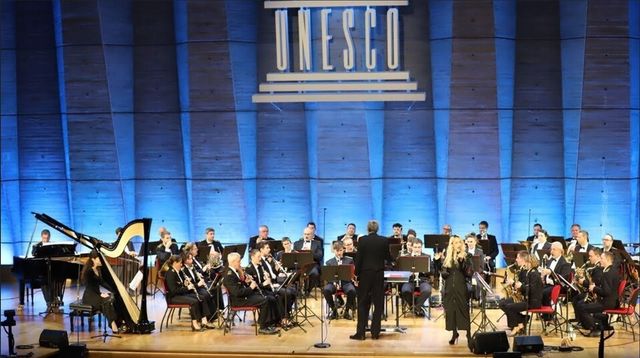 제16회 평화 콘서트에서 가수 소향이 공연하는 모습 