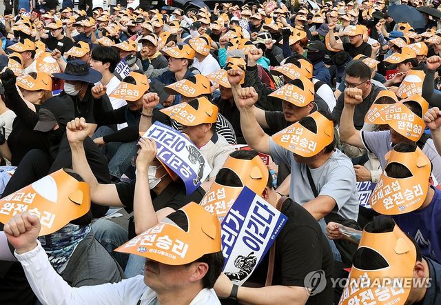구호 외치는 현대차 조합원들