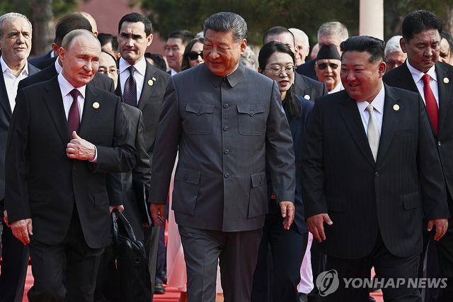 시진핑 左김정은·右푸틴…북중러정상, 66년만 한자리 망루 올라