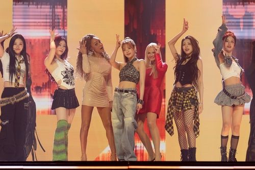 애플TV+ '케이팝드'에서 공연을 펼치는 스파이스 걸스와 있지(ITZY)