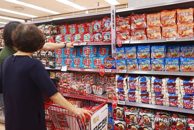 서울 시내 한 대형마트 비빔라면 코너 모습[연합뉴스 자료사진]