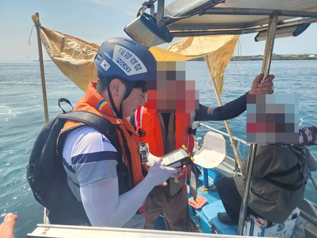 가을철 낚시어선 안전관리 활동하는 해경