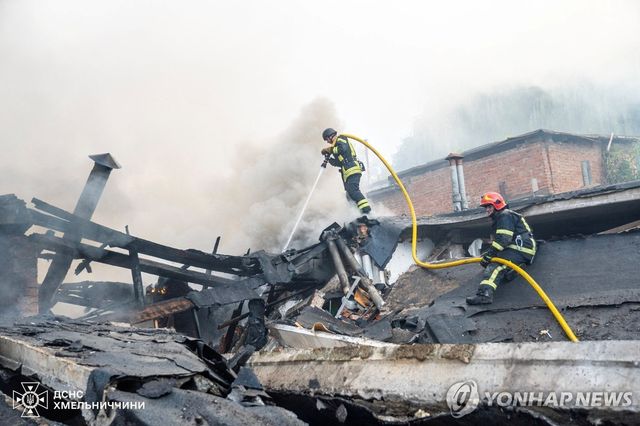 3일 공습으로 화재가 발생한 흐멜니츠키 건물