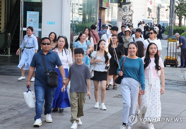 부산 자갈치시장 구경하는 외국인 관광객들