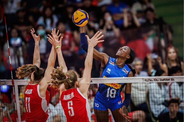 공격하는 이탈리아의 파올라 에고누(18번)