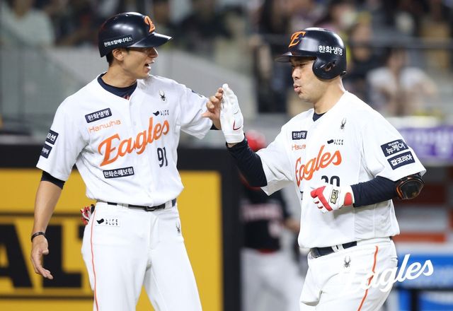 6회 2점 홈런을 친 한화 이재원(오른쪽)