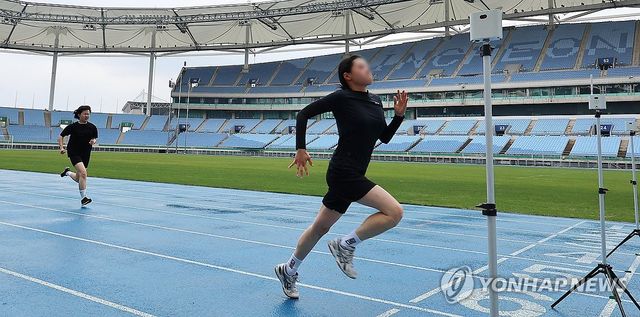 궂은 날씨 속 체력 검정하는 경찰공무원 응시생들