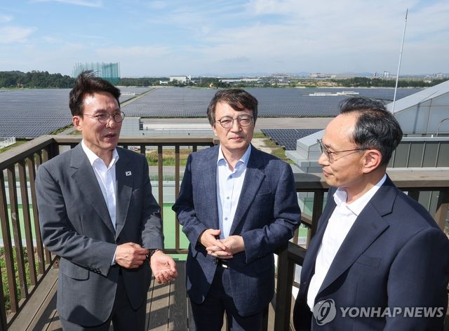 새만금 육상태양광단지 점검하는 김민석 총리