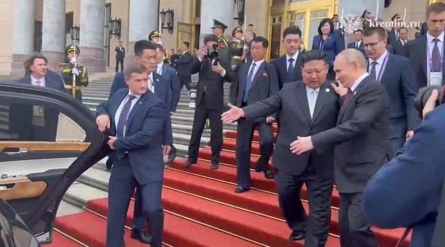 같은 차량에 탑승하는 김정은 푸틴