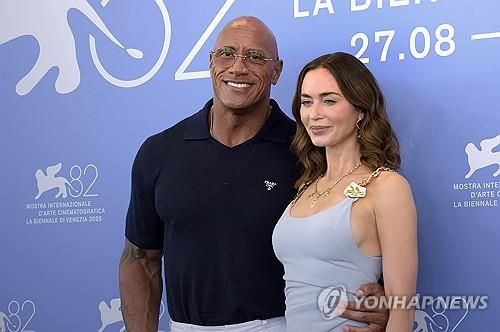 지난 1일 베네치아국제영화제 참석한 드웨인 존슨과 동료 배우 에밀리 블런트